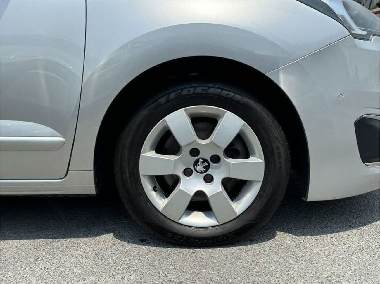 Peugeot 5008 Premium ACCIDENTS FREE - GCC - ORIGINAL PAINT - 1600 CC - PERFECT CONDITION INSIDE OUT