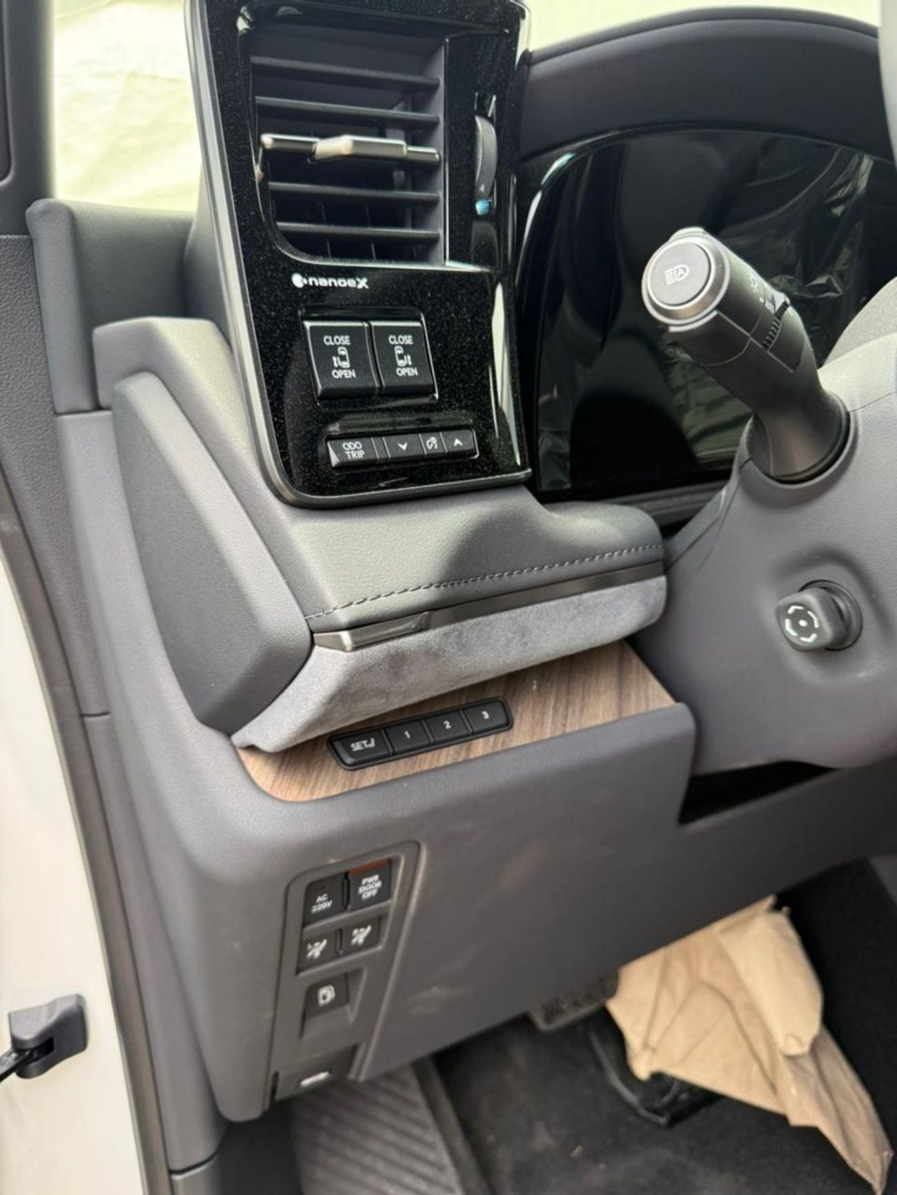 Lexus LM 350h STD (NON GCC)