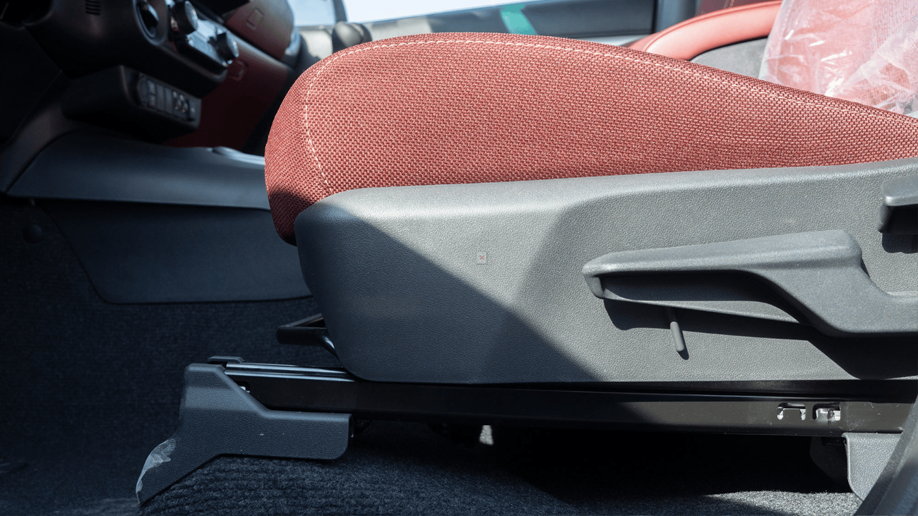 Toyota Hilux ECT0117 - Toyota Hilux Double Cab SGLX – 2.7L Petrol Manual 4wd White with Red 2025