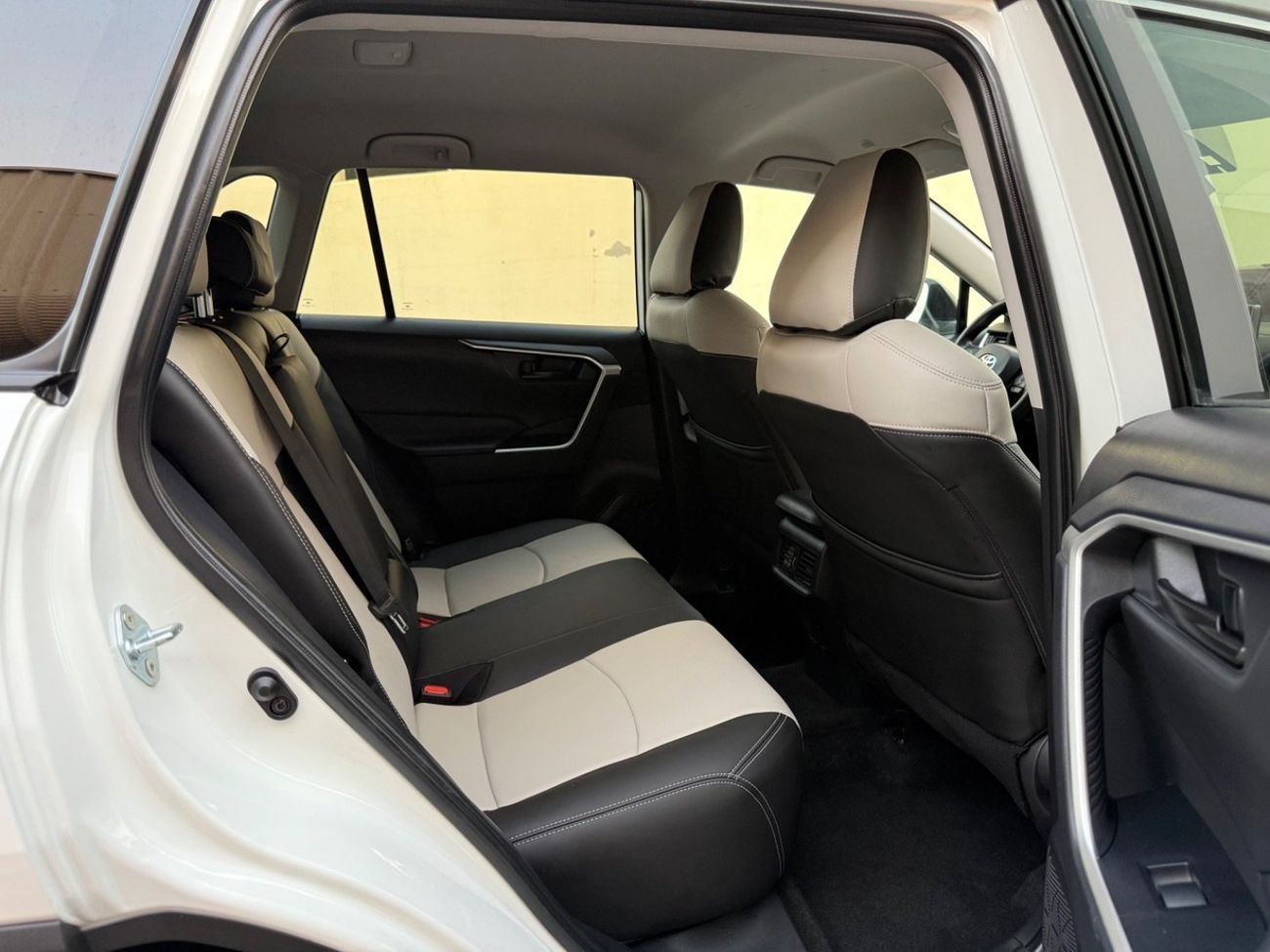 تويوتا راف ٤ 2024 XLE 4WD LEATHER SEATS 2.5 CANADA SPEC