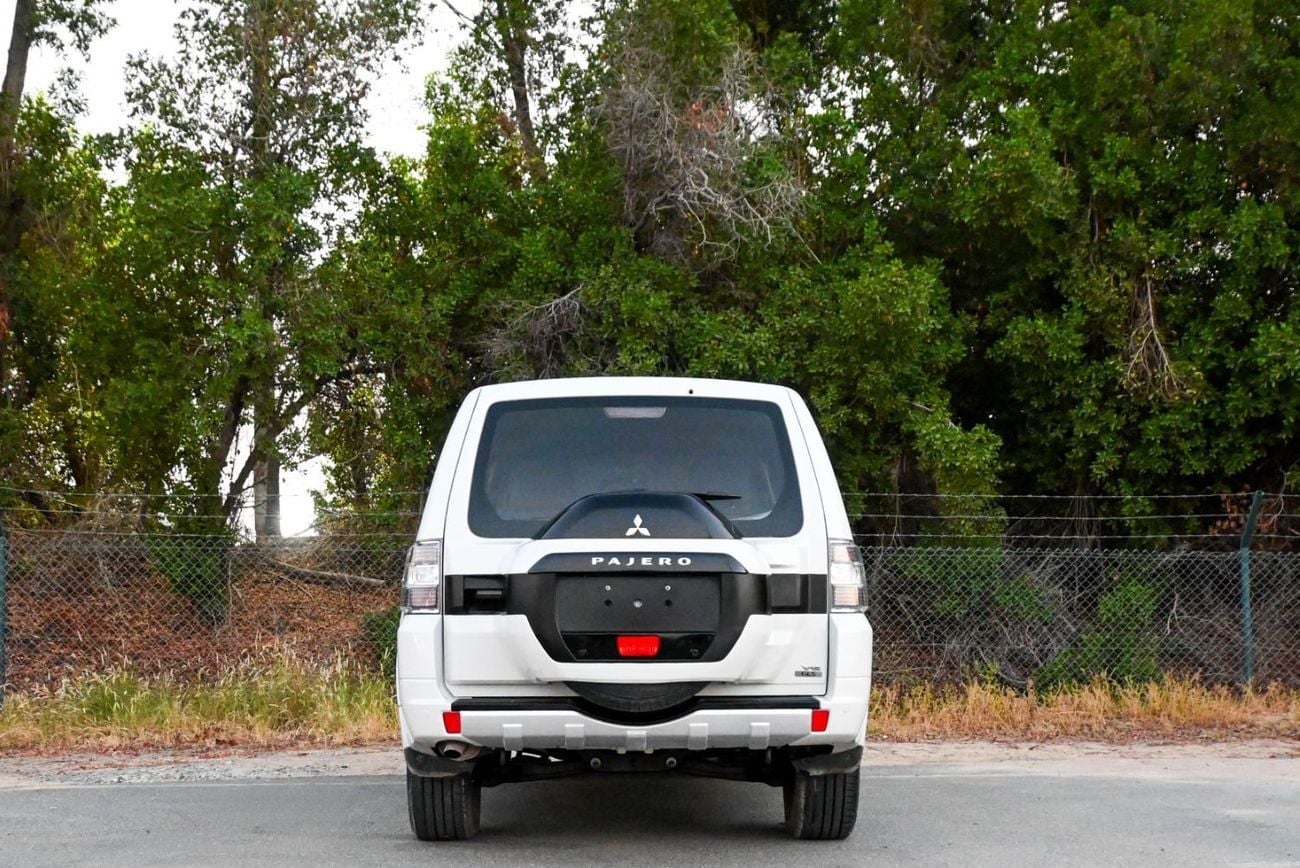 ميتسوبيشي باجيرو GLS L/L GOLD ميتسوبيشي باجيرو 2015 خليجي بحالة ممتازة Base 3.5L (7 Seater)