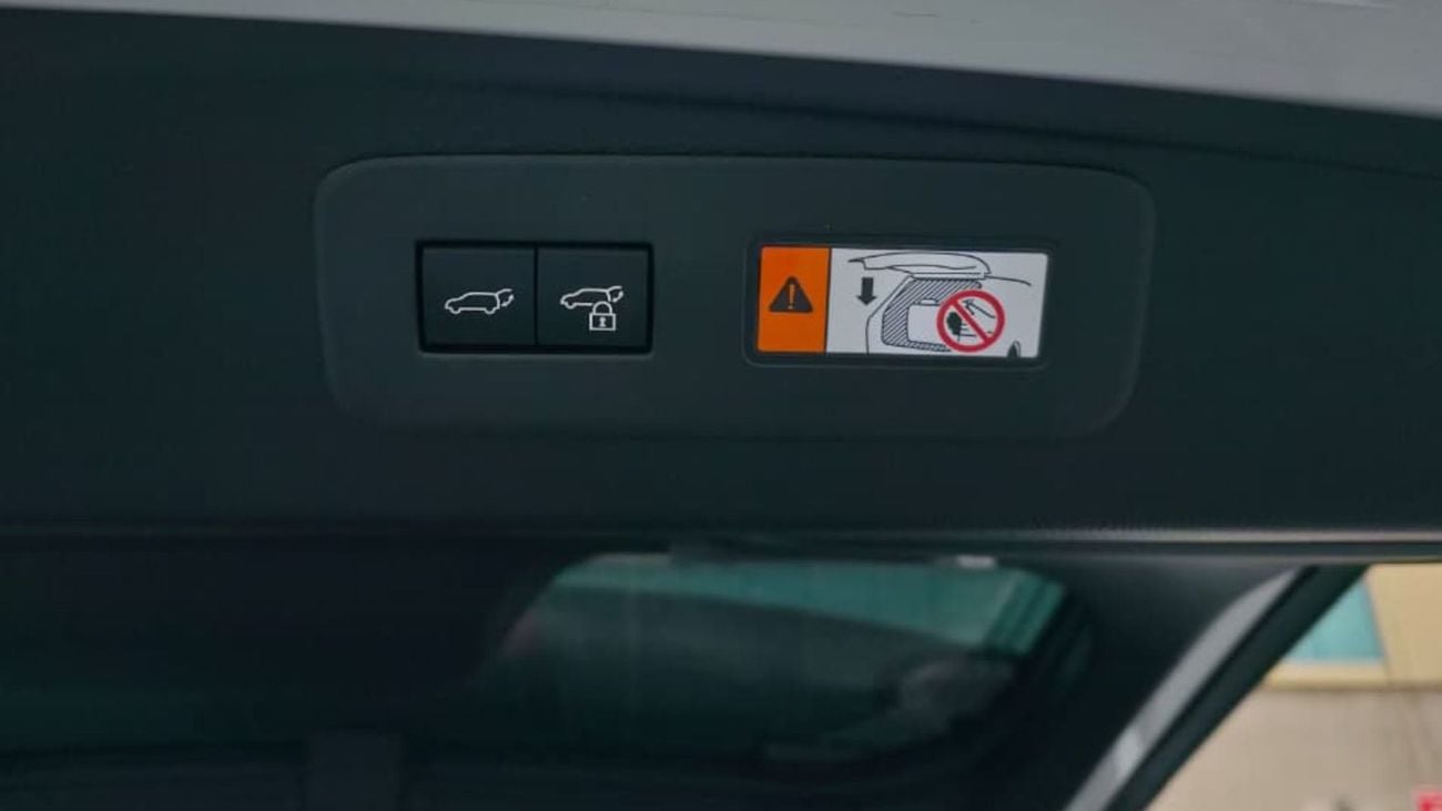 تويوتا برادو 2.4L | T/Petrol | 4x4 | Four Door | 5 Seater | Automatic