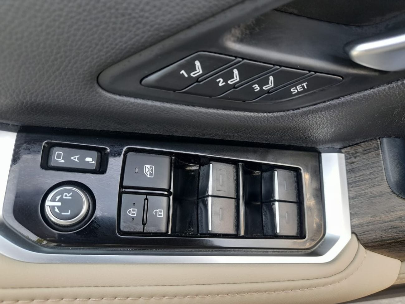 تويوتا لاند كروزر Right-Hand drive Diesel ZX black with biege