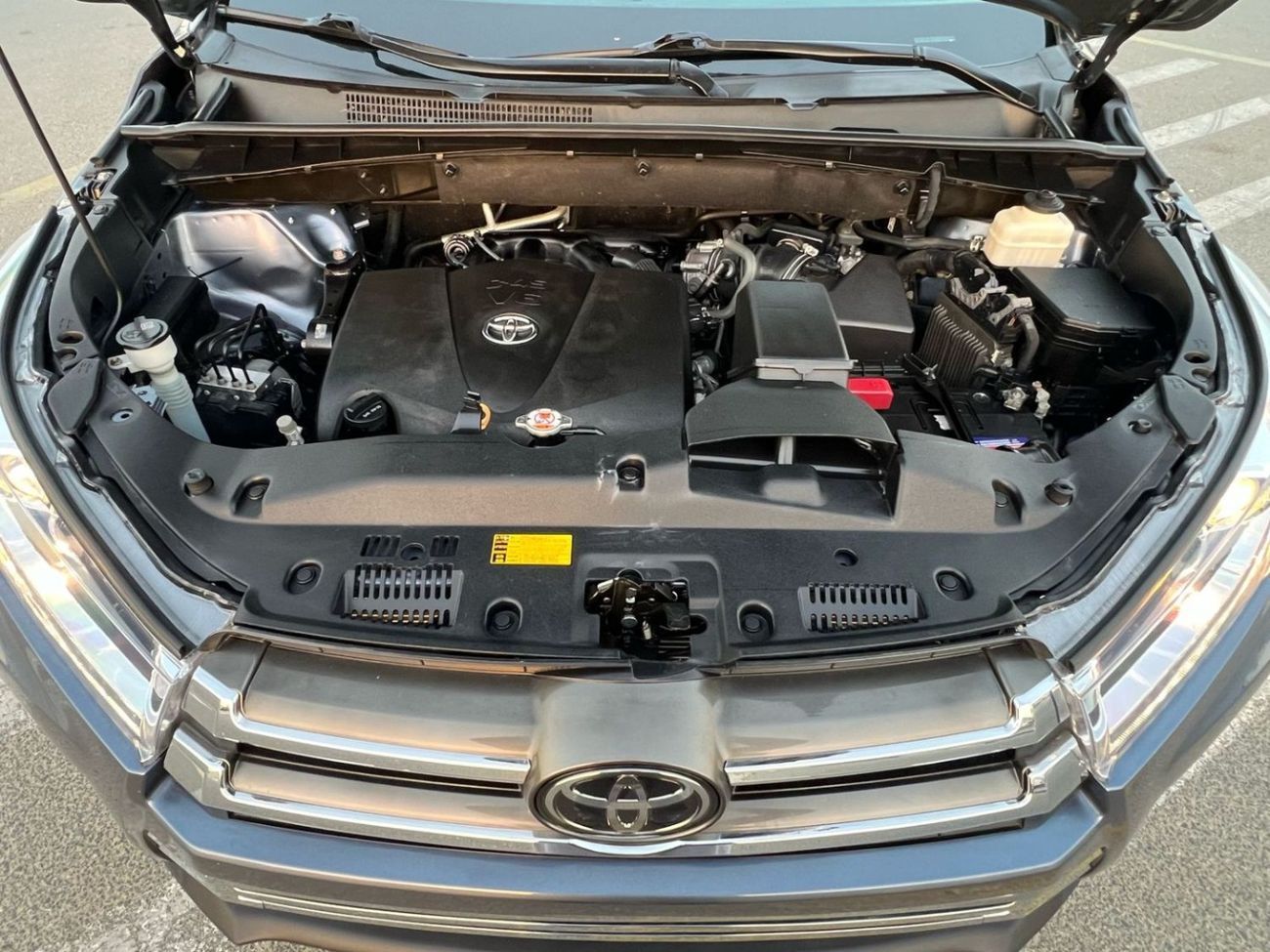 Toyota Highlander 2018 TOYOTA HIGHLANDER XLE   3.5L V-6 //   4 WHEEL DRIVE - 4X4 // SUNROOF //  PUSH START   // LEATHE