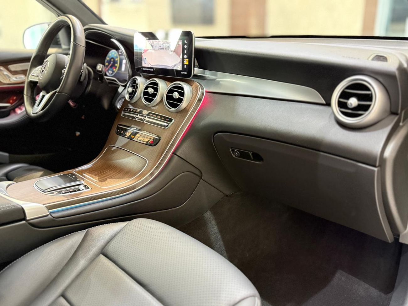 مرسيدس بنز GLC 300 4MATIC 2.0L