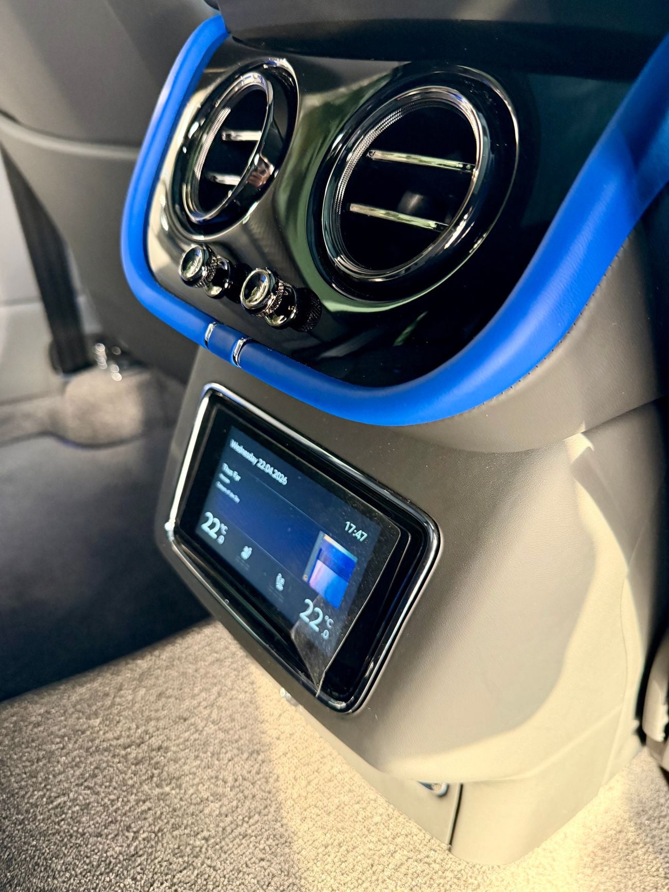 بنتلي بينتايجا | Factory Black Carbon Edition | official Bentley Dubai Warranty