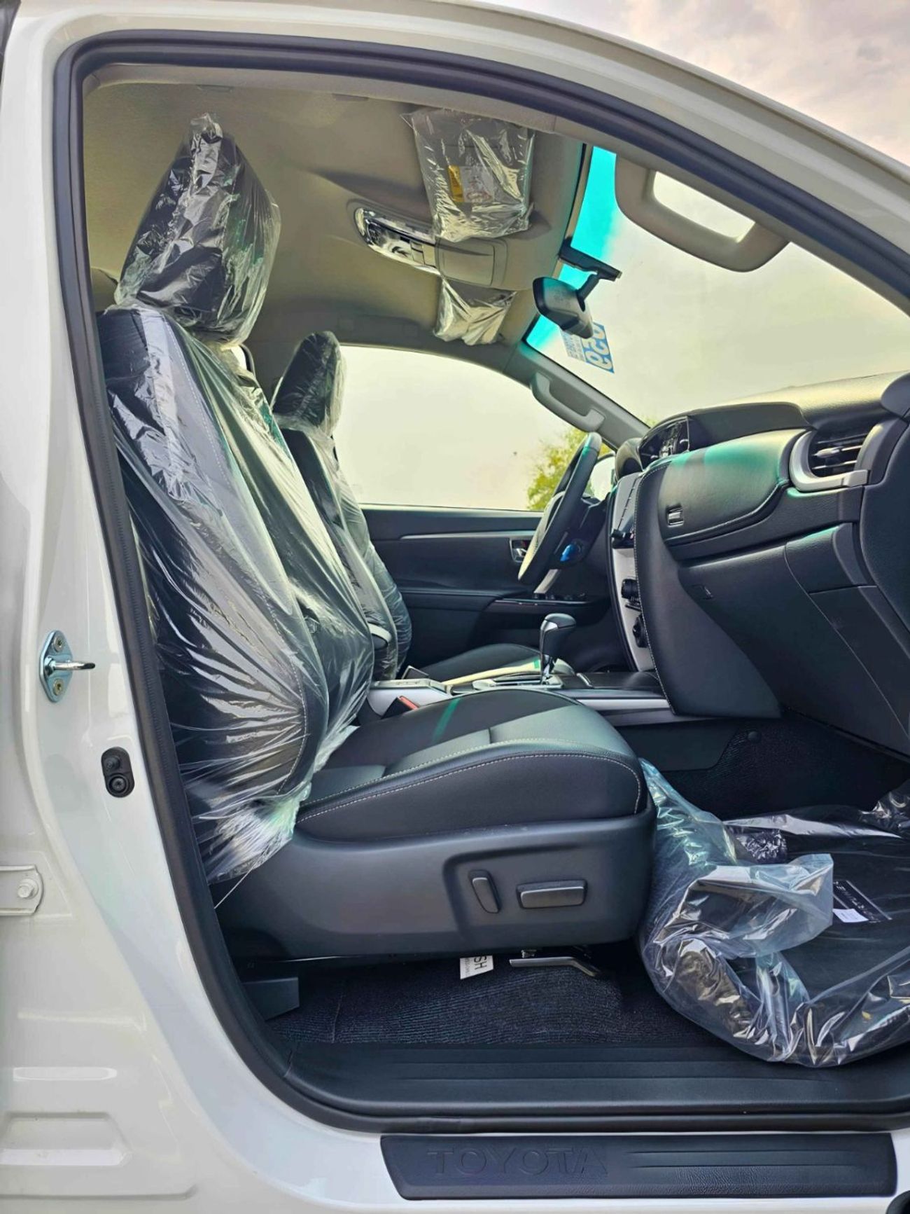 تويوتا فورتونر SR5 ADVENTURE / 4.0L V6 PETROL / FRONT PWR SEATS / PUSH START / DIFF LOCK AUTO A/C (CODE # F6HA)