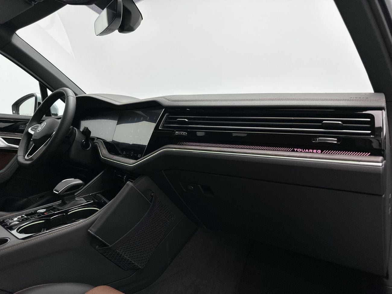 فولكس واجن طوارق 3.0T TL (340 HP) Touareg Elegance + Tirano (Ref#02378) - 42,100 AED SAVINGS from New Car