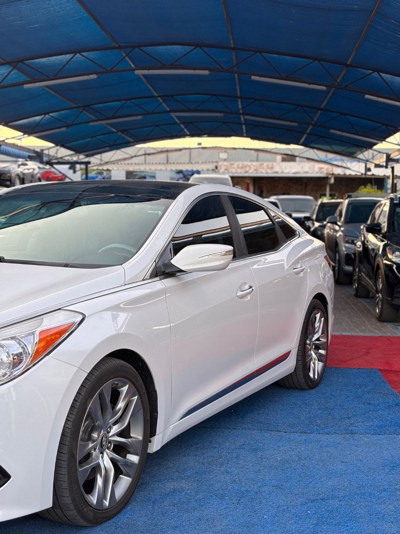 هيونداي أزيرا The 2016 Hyundai Azera Limited Edition is a full-size sedan that offers a blend of luxury and comfor