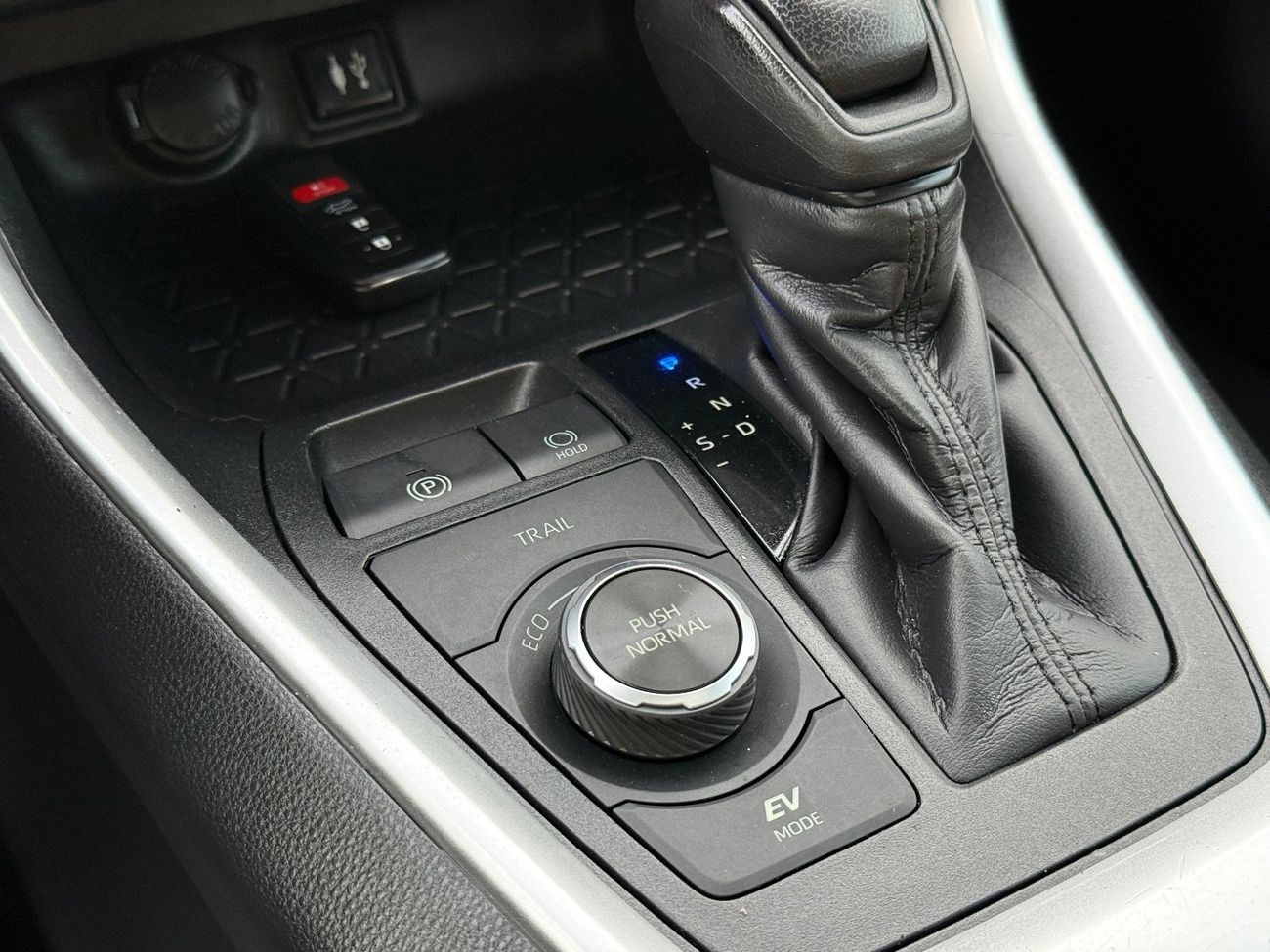 تويوتا راف ٤ XLE 2.5L