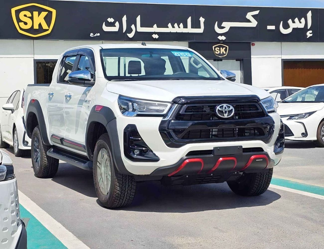 تويوتا هيلوكس SR5 TRD WOOD INTERIOR W VISOR / 4.0L PETROL V6 4WD / BLIND SPOT / DIFFLOCK / DVD+CAMERA (CODE # H6A)