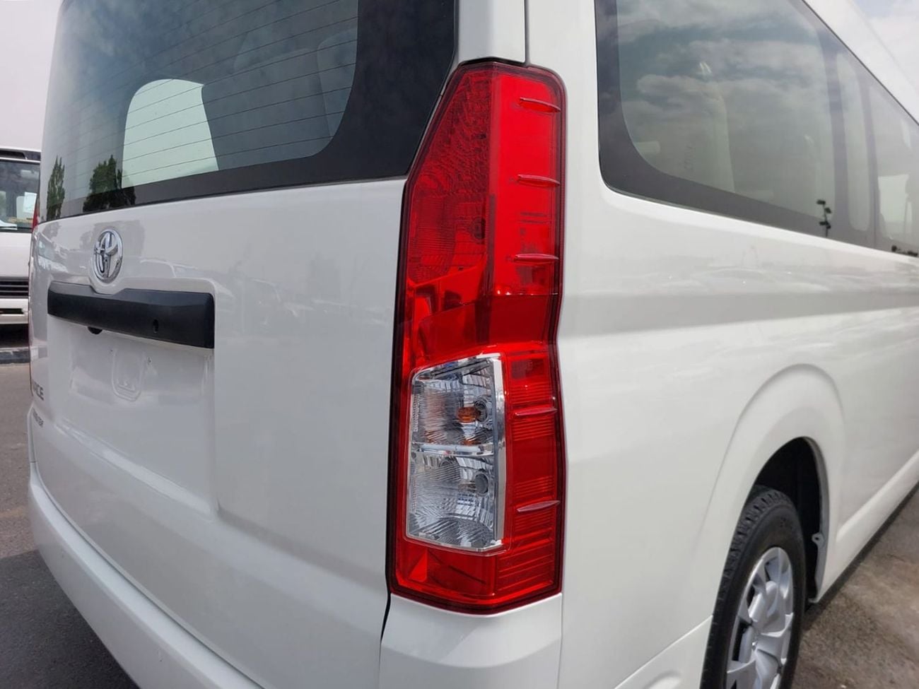 Toyota Hiace TOYOTA HIACE COMMUTER VAN RHD 2020 MODEL 2.8 L DIESEL AUTOMATIC(PM16665)