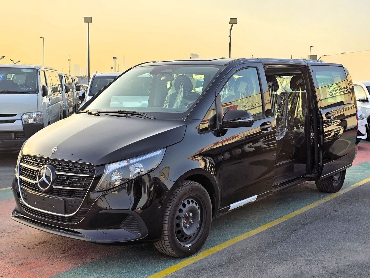 مرسيدس بنز V 300 Mercedes Benz V-Class V300 Style  2.0l Minivan 4*2 5Doors Black Color 2025 Model