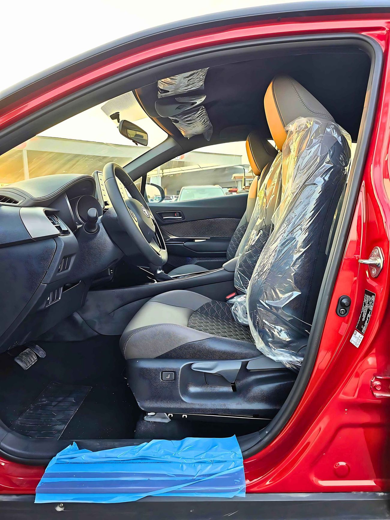 Toyota CHR LUXURY / 1.8L HYBRID / PUSH START / LEATHER SEATS / FULL OPTION / CODE#68017