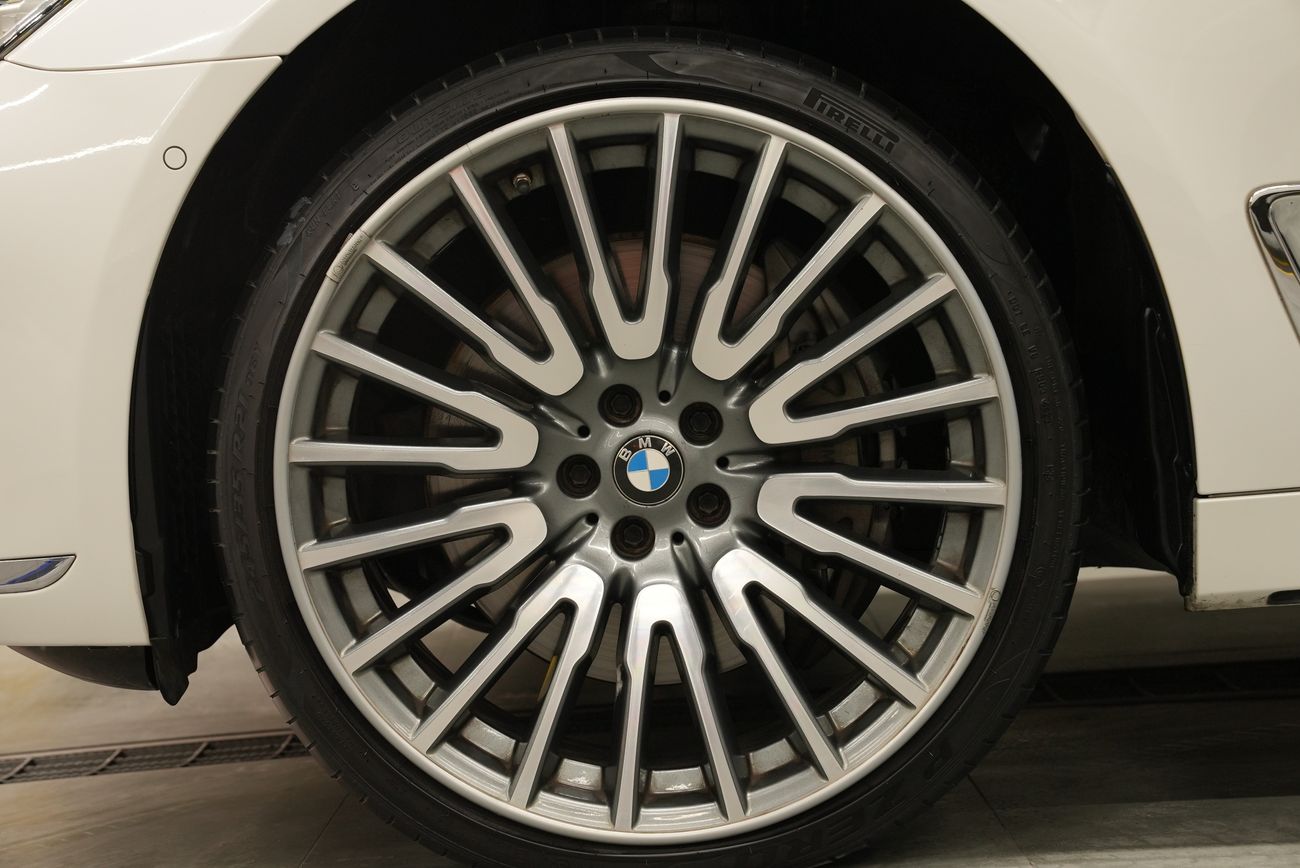 بي أم دبليو 750Li Luxury 4.4L (443 HP)