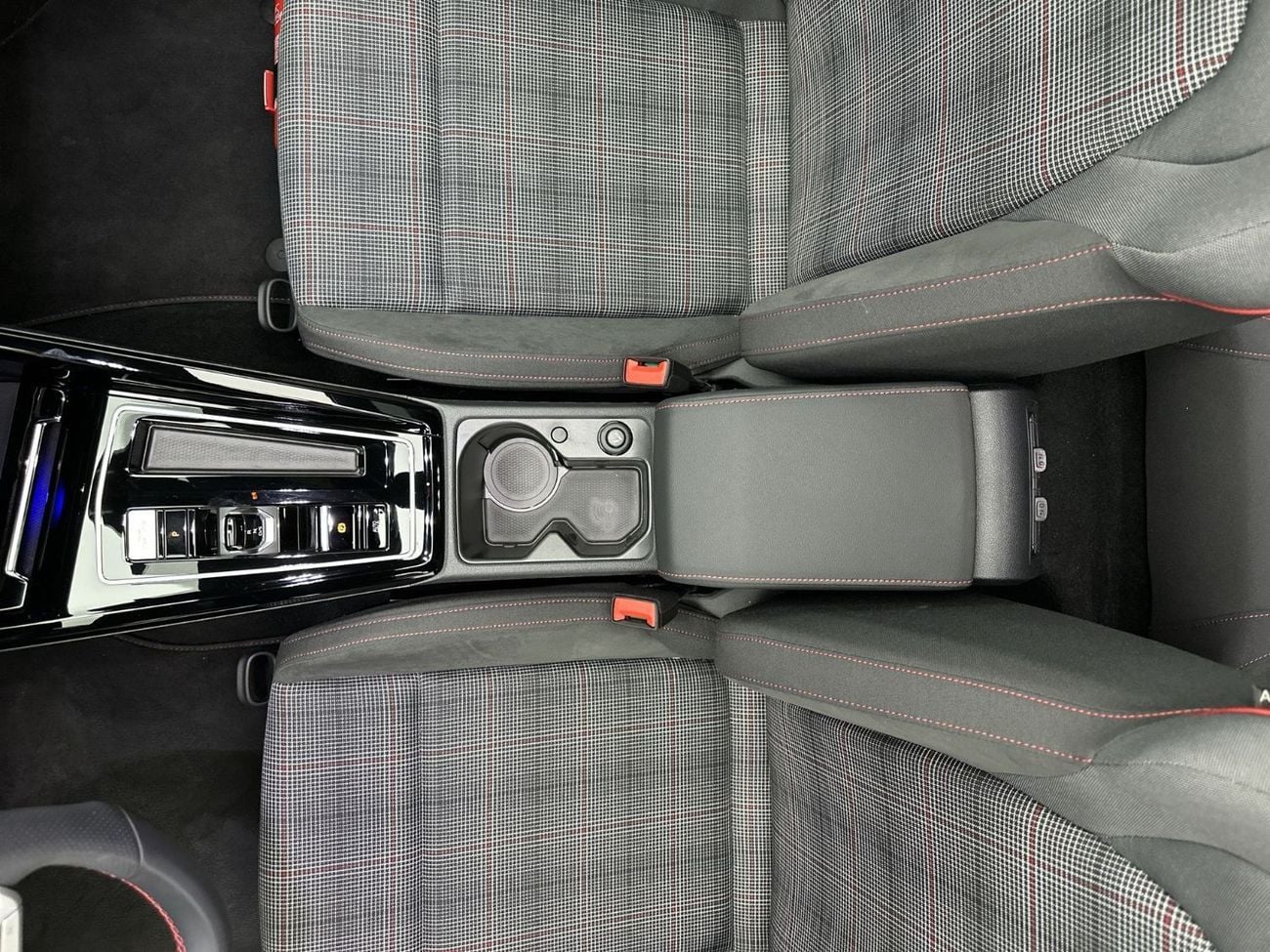 فولكس واجن جولف GTI Fabric++ 2L | Ex-Demo | Black Edition | Queenstown 19" Diamond-Cut Alloys | Performance Hatchback |
