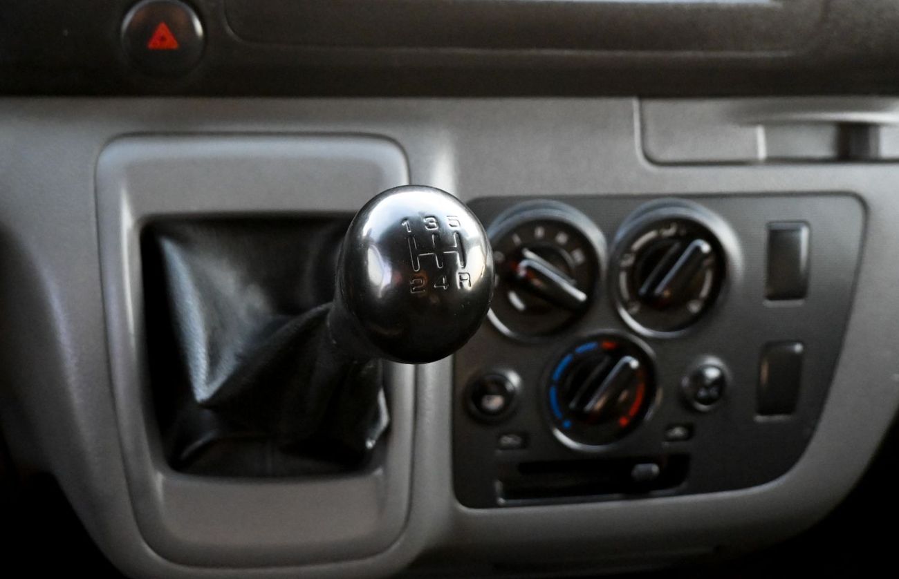 نيسان أورفان Panel Van Std 2.5L M/T (3 Seater) Petrol (5 Door)