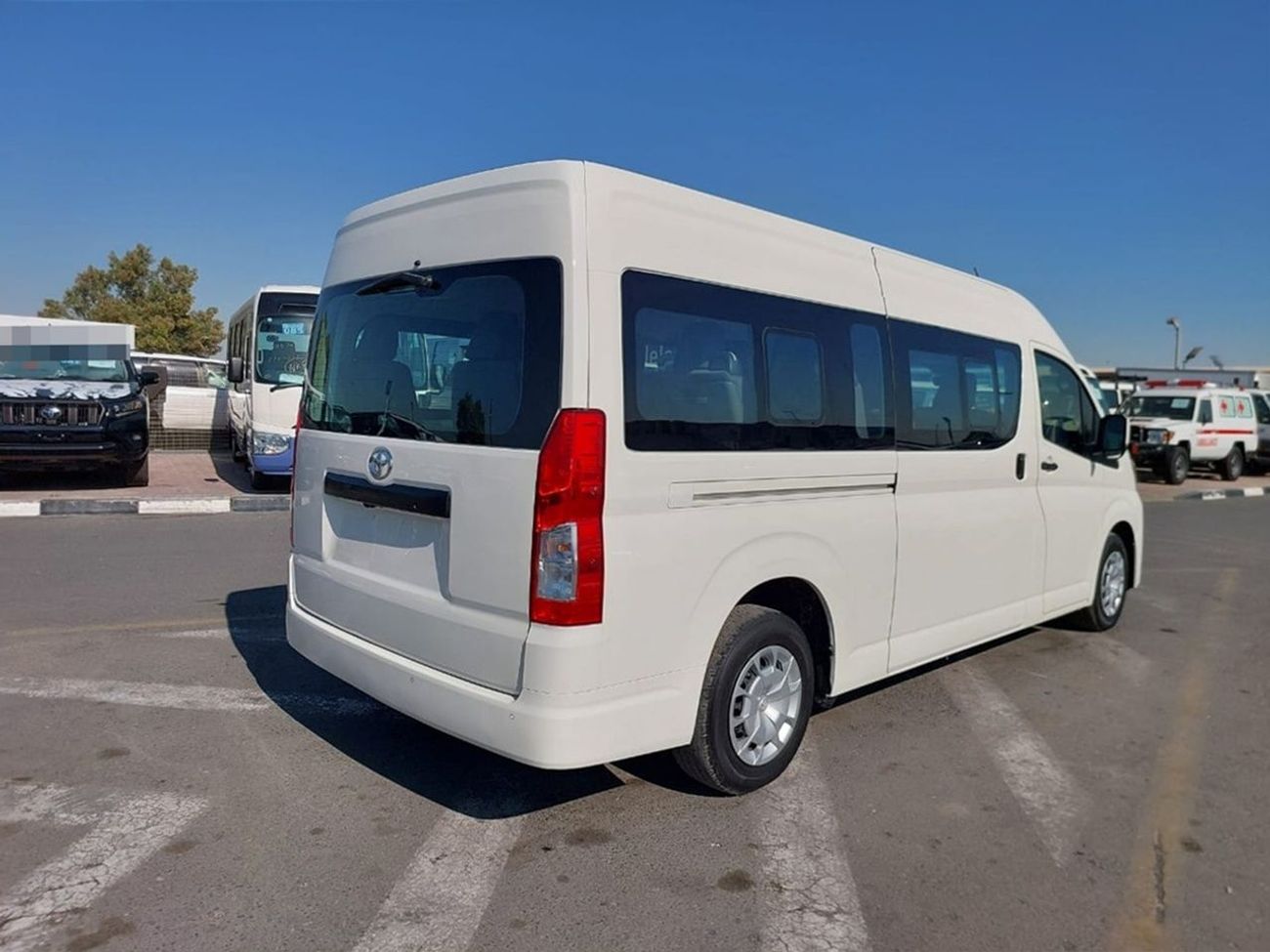 Toyota Hiace TOYOTA HIACE COMMUTER VAN RHD 2024 MODEL 2.8 L DIESEL AUTOMATIC(PM22807)