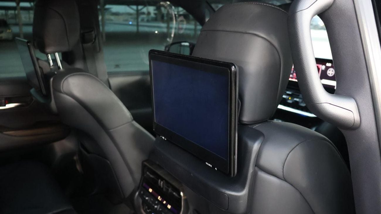 Toyota Land Cruiser BLACK EDITION Well Maintained . Original Mileage. Still under Service Contract  to 125000 KMs. Al Futtaim Warranty