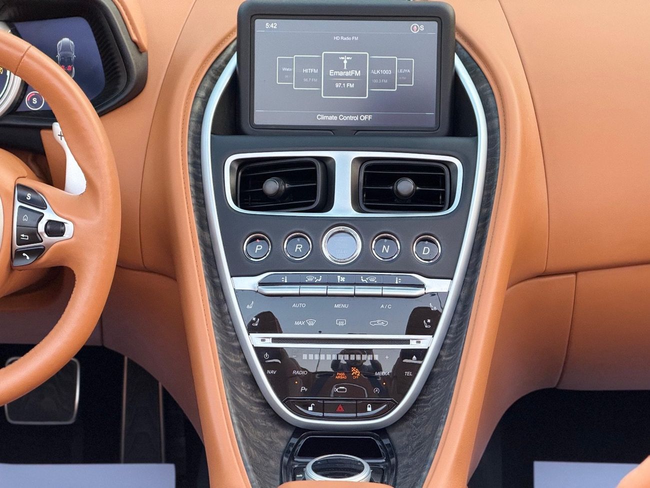 أستون مارتن DB11 Volante 4.0L