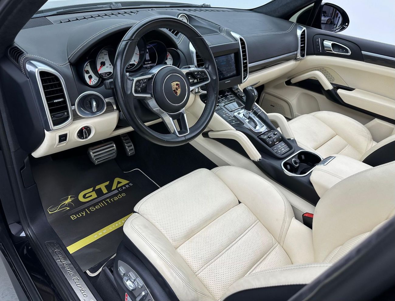 Porsche Cayenne Turbo S 4.8L (570 HP) 2016 Porsche Cayenne Turbo S, Service History, Carbon Fiber Interior, Excellen