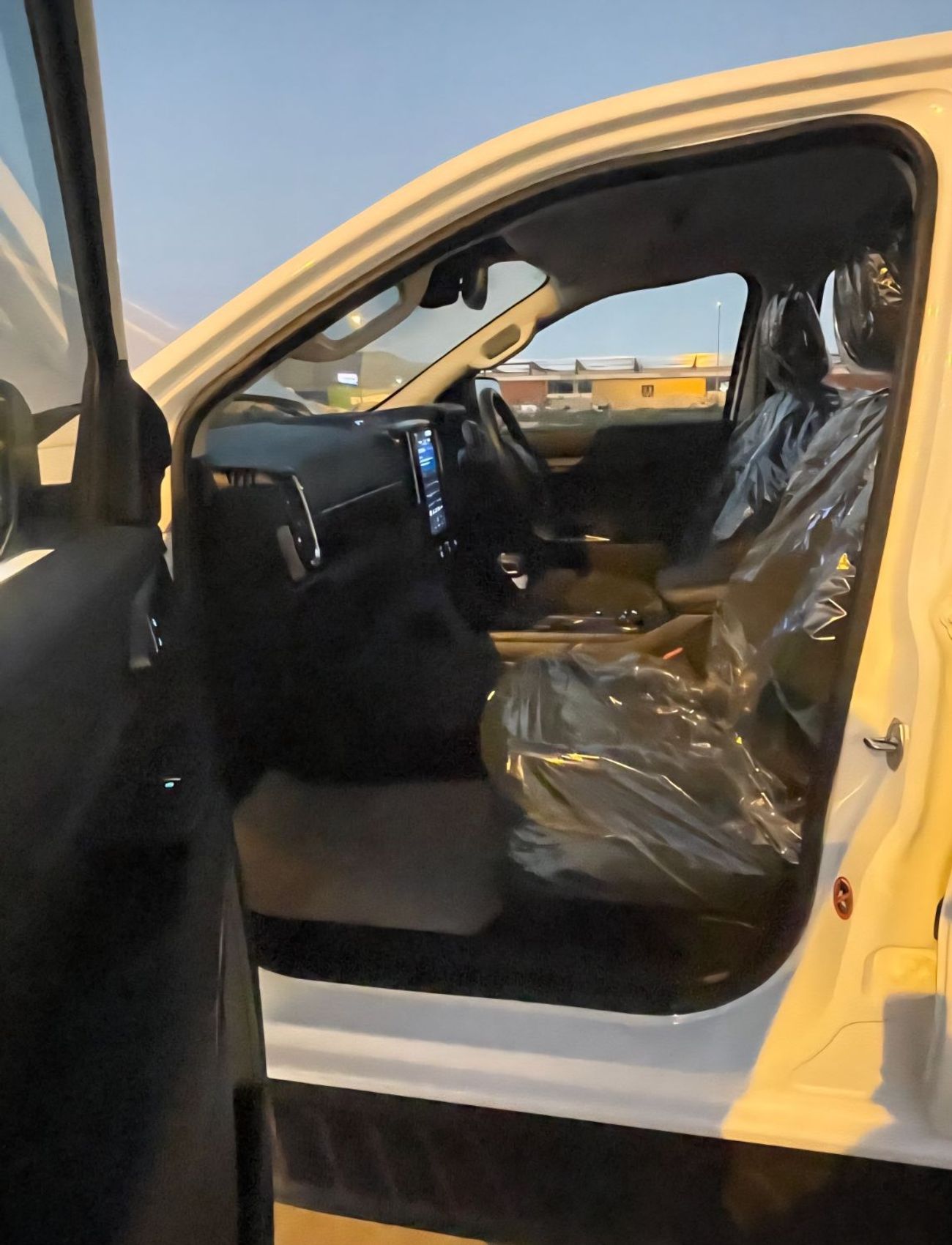 فورد رانجر XLT 2.0L Double Cabin Diesel YN2S Engine Automatic Gear 4WD 4-Cylinders 5 Seats 5 Doors