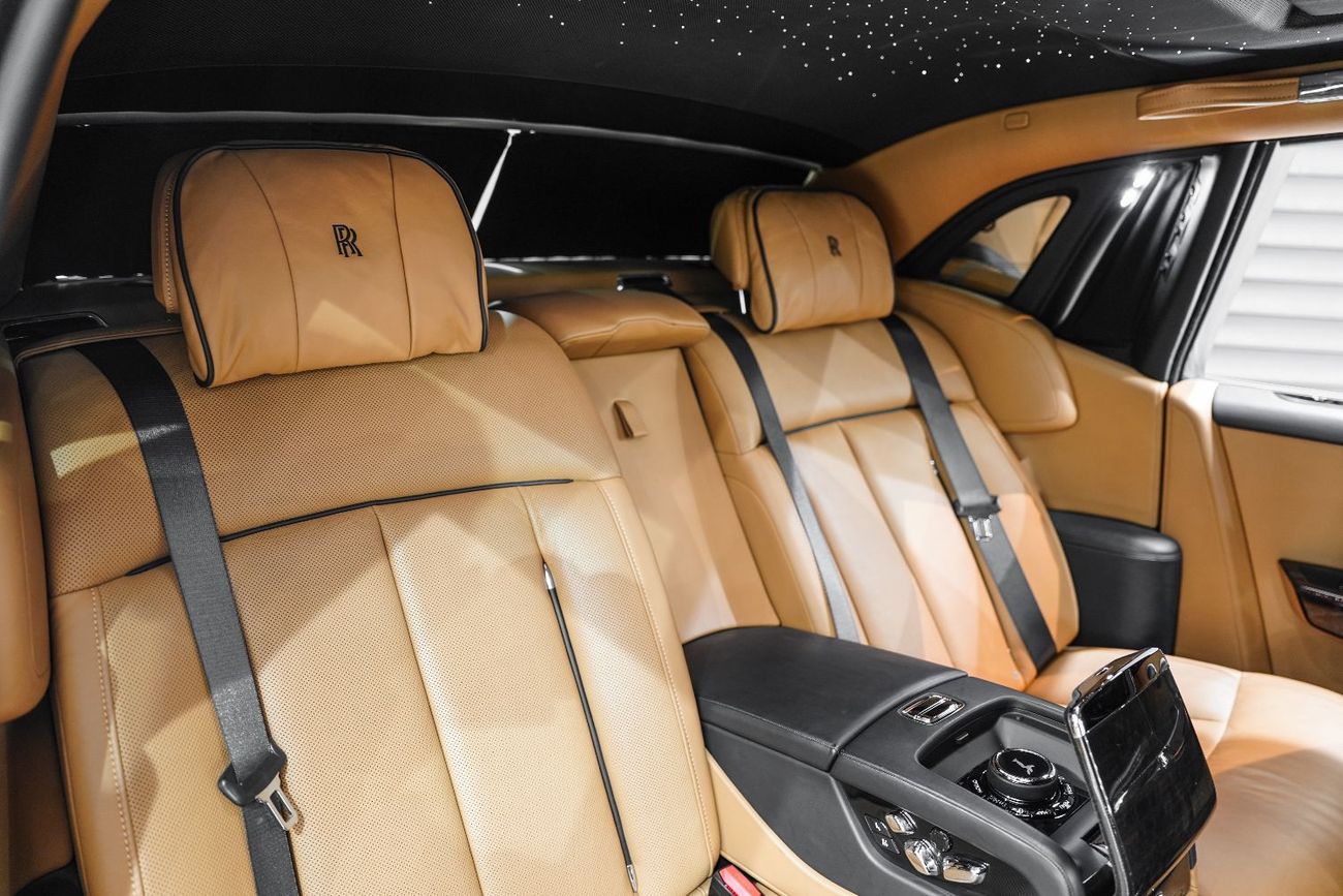 رولز رويس فانتوم Rear Entertainment, Bespoke Audio, Starlight Roof, GCC Spec!!