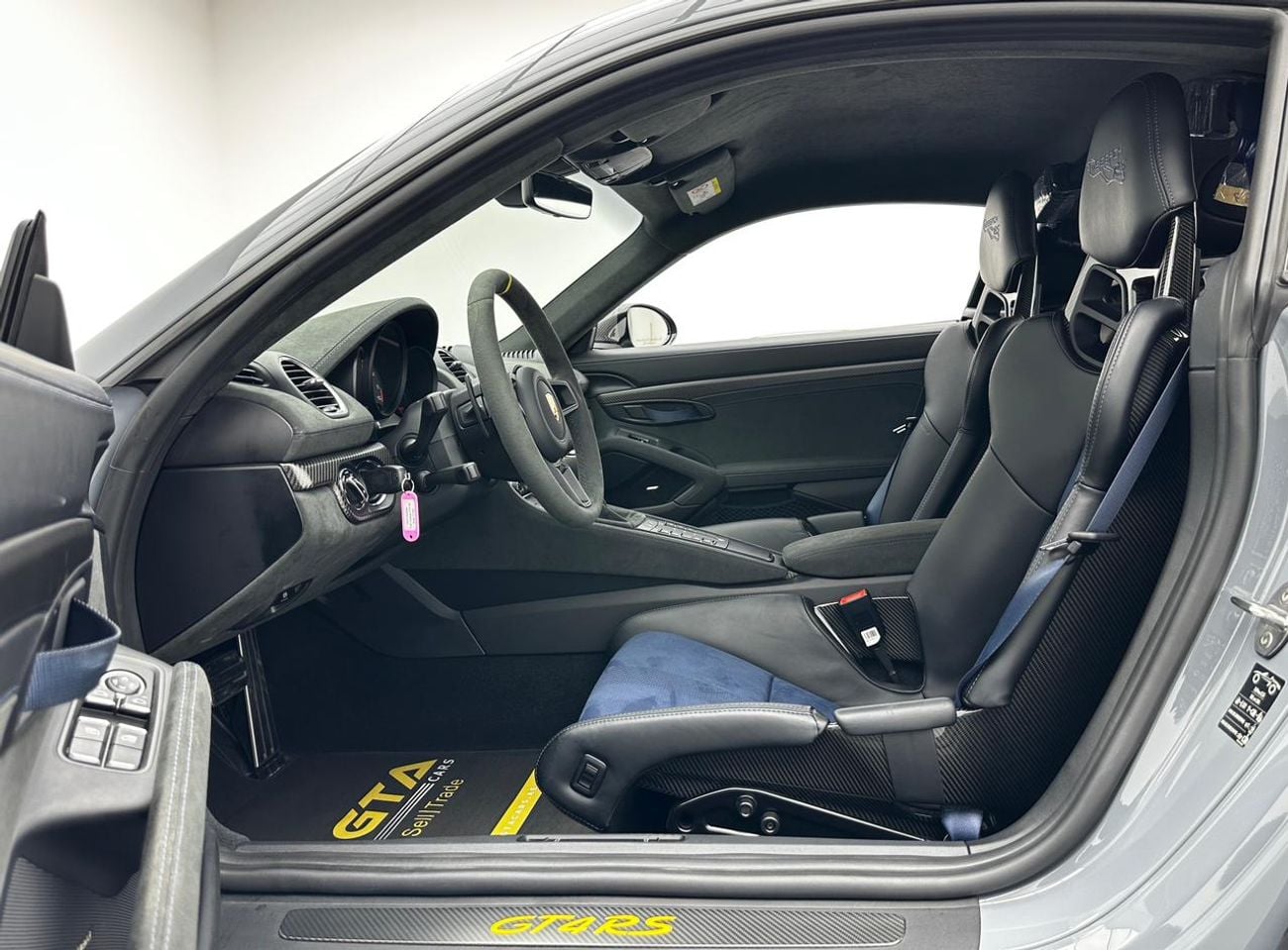 بورش كايمان 718 GT4 RS 2025 Porsche 718 Cayman GT4 RS Weissach Package, Feb/2027 Porsche Warranty, Excellent Condition, GCC