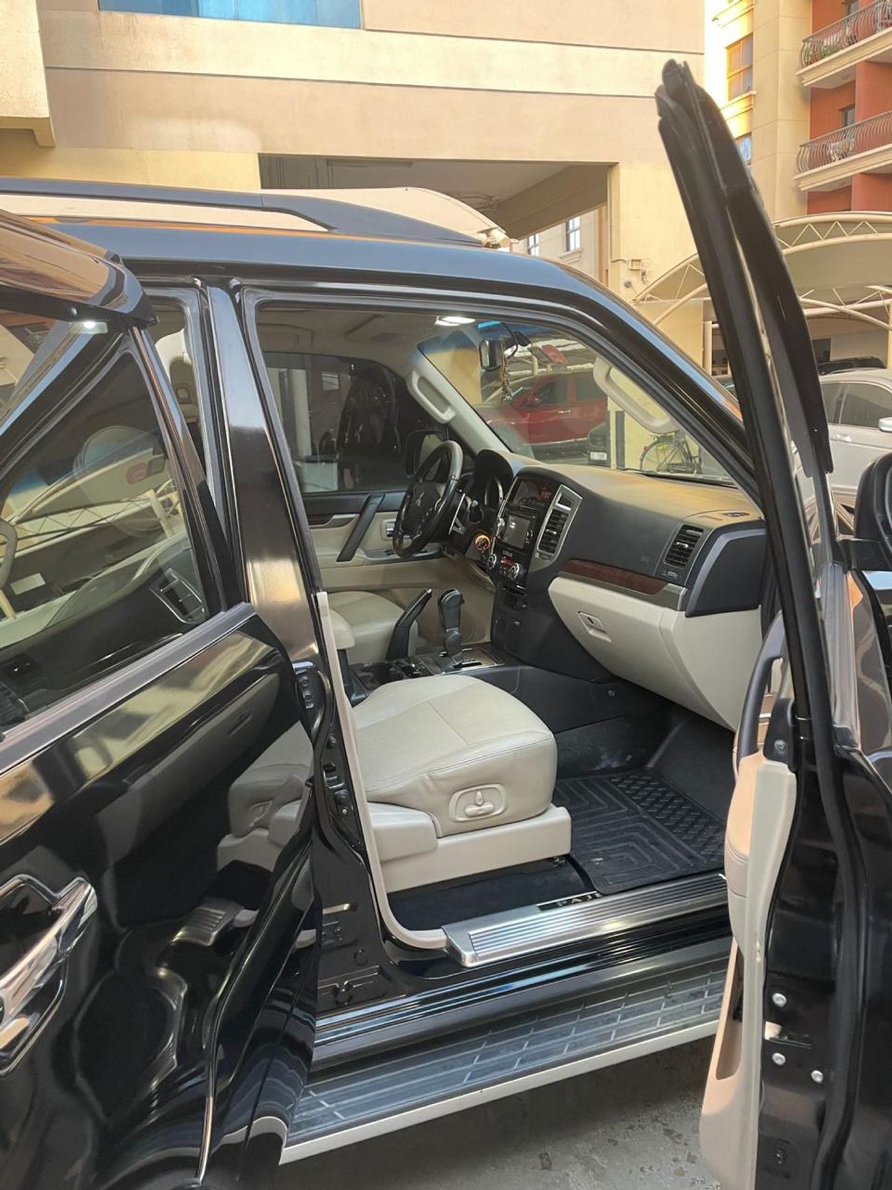 ميتسوبيشي باجيرو GLS Highline 3.8L (274 HP) LHD-4WD-Automatic-Petrol-6 Cylinders-7 Seats-5 Doors