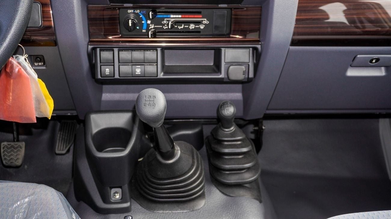 Toyota Land Cruiser 70 HT VXR 4.0 L V6