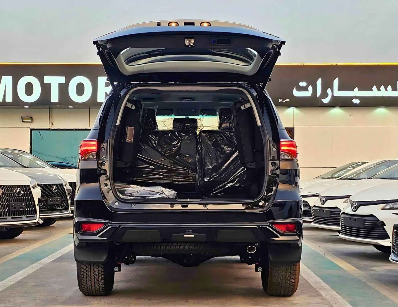 تويوتا فورتونر SR5/AUTO AC, LEATHER, POWER SEATS / 2.7L PETROL V4 4WD/CODE#FPGO