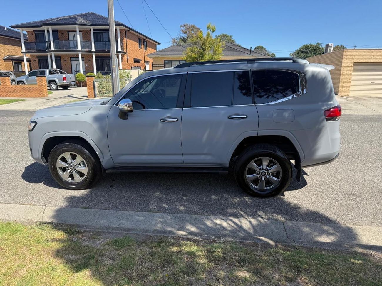 Toyota Land Cruiser DIESEL 3.3 LITER ,RIGHT HAND SAHARA ,BEIGE INTERIOR