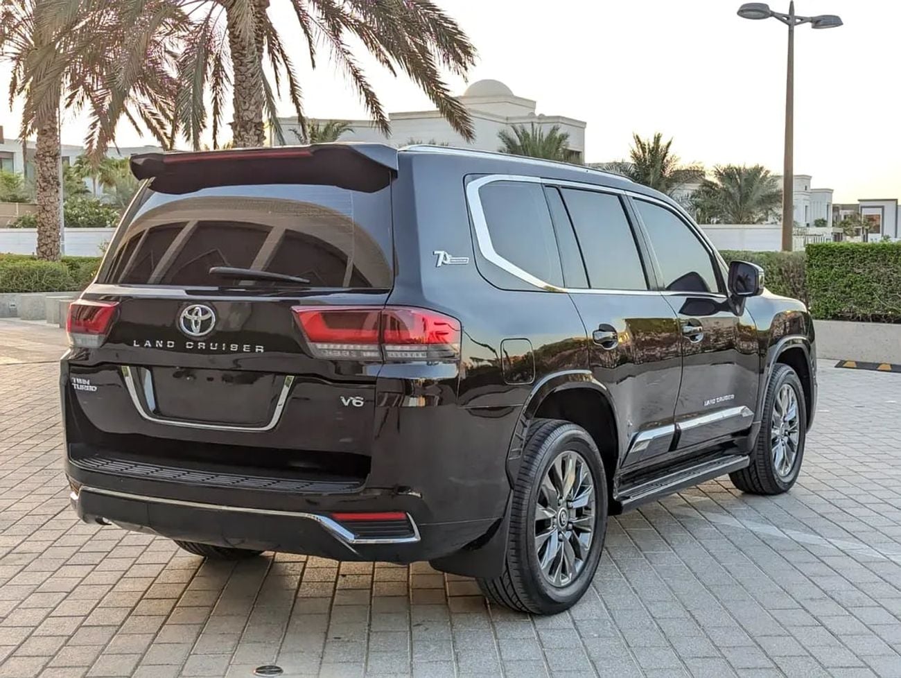 Toyota Land Cruiser GXR FACELIFTED WITH INTERIOR AND EXTERIOR GCC V6 IN EXCELLENT CONDITION