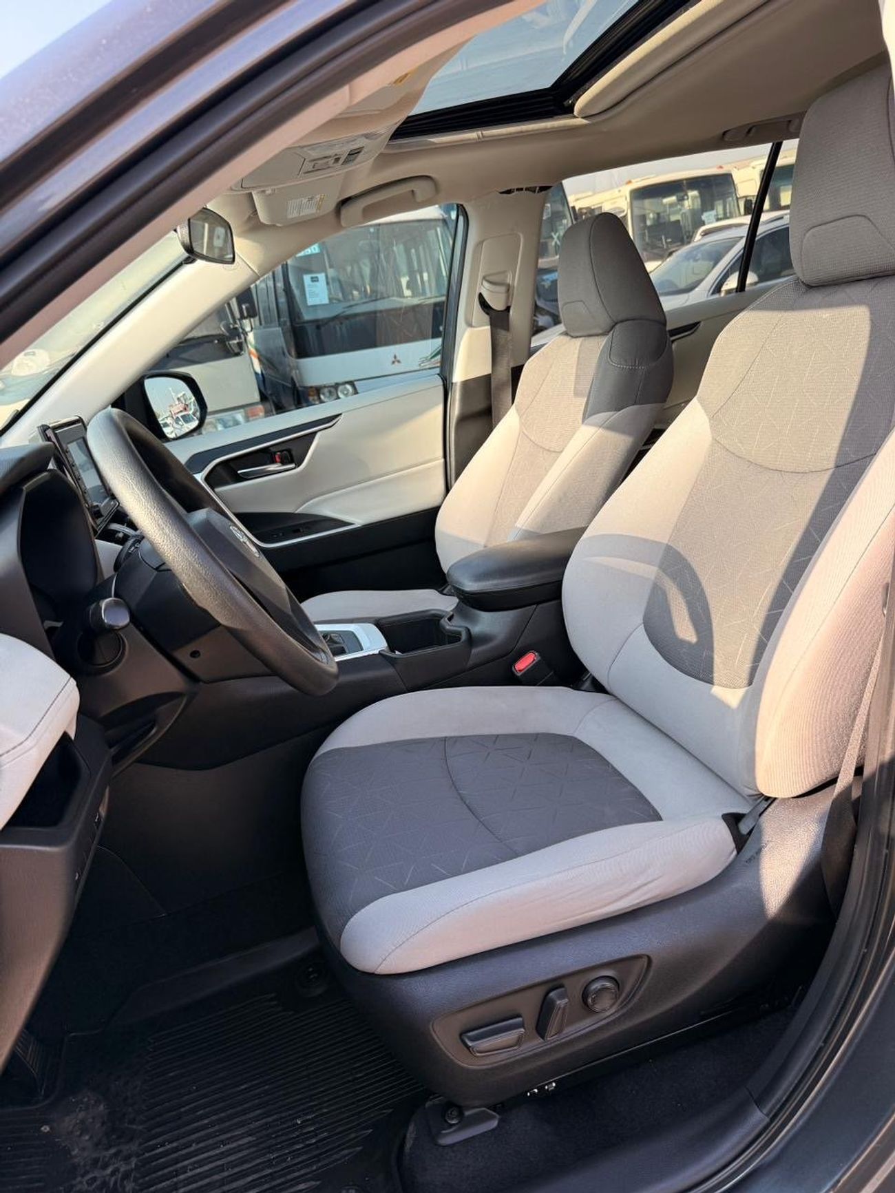 تويوتا راف ٤ XLE Full Option 2022 with sunroof, push start