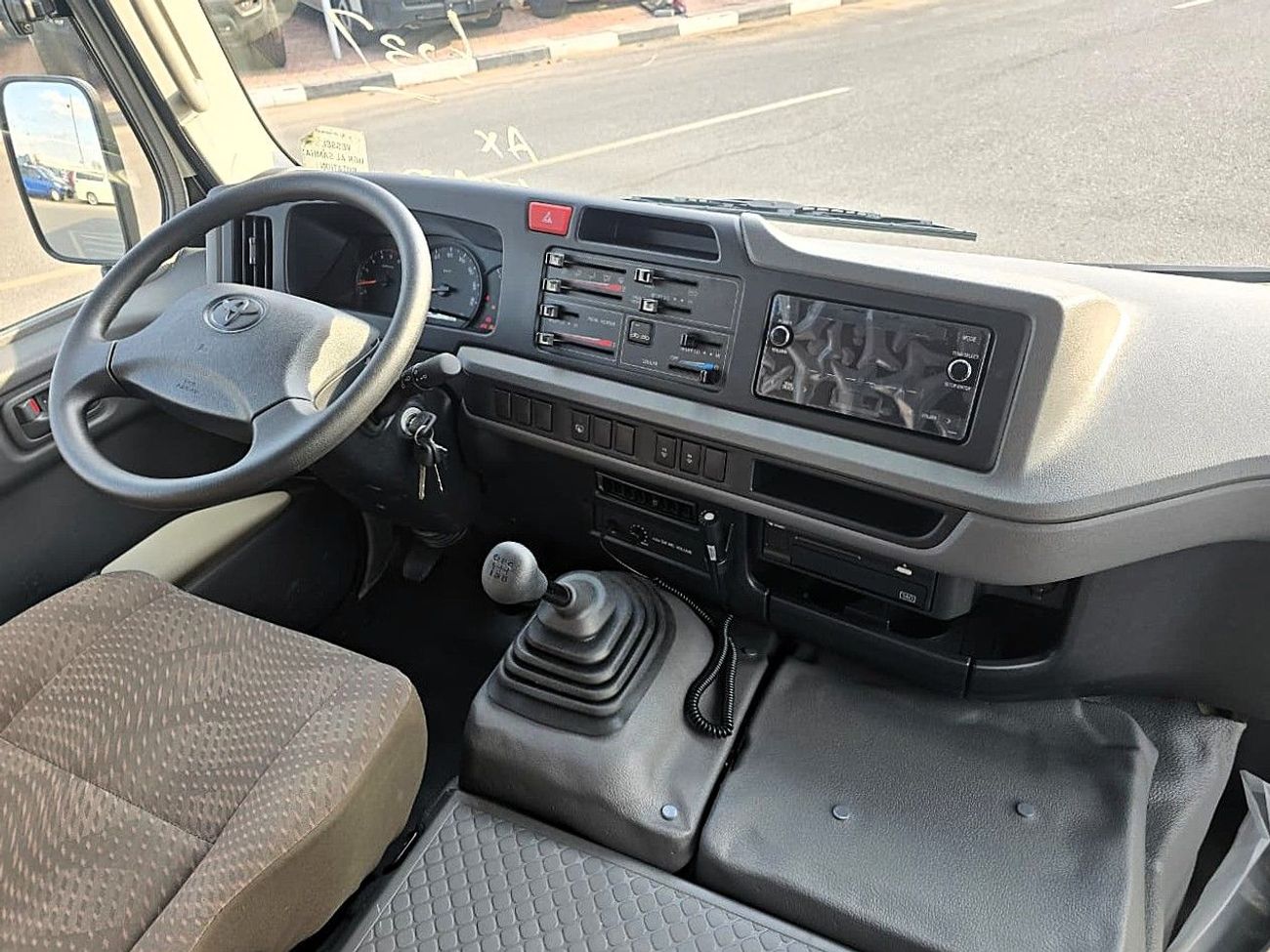 تويوتا كوستر Toyota Coastor Vip 4.2l diesel M/T 22 seats with Electric Door and Cool Box White Color 2026 Model