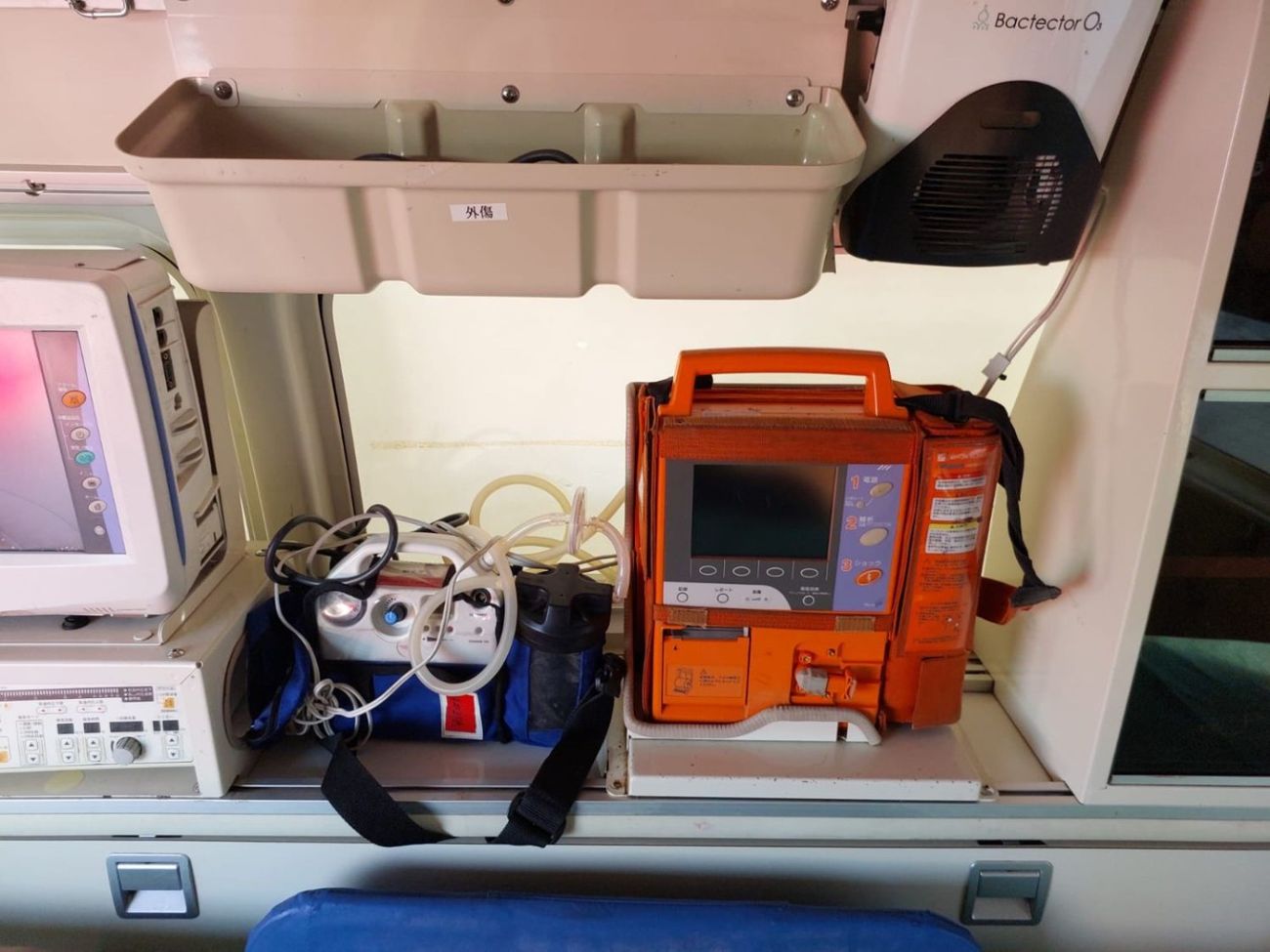 Toyota Hiace TOYOTA HIACE VAN AMBULANCE RHD 2015 MODEL 2.7 L PETROL AUTOMATIC(PM15323)