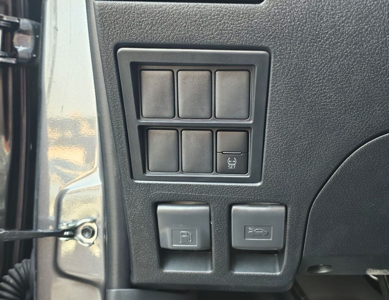 Toyota Hilux SINGLE CABIN TOYOTA HILUX SINGLE CABIN LONG BODY || 2.4L DIESEL V4 M/T 4WD | 5+2 HOOKS | PWOER WINDOW | DIFF-LOCK