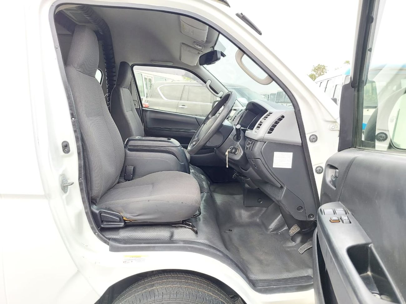 تويوتا هاياس TOYOTA HIACE COMMUTER VAN RHD 2012 MODEL 3.0 L DIESEL AUTOMATIC(PM14430)