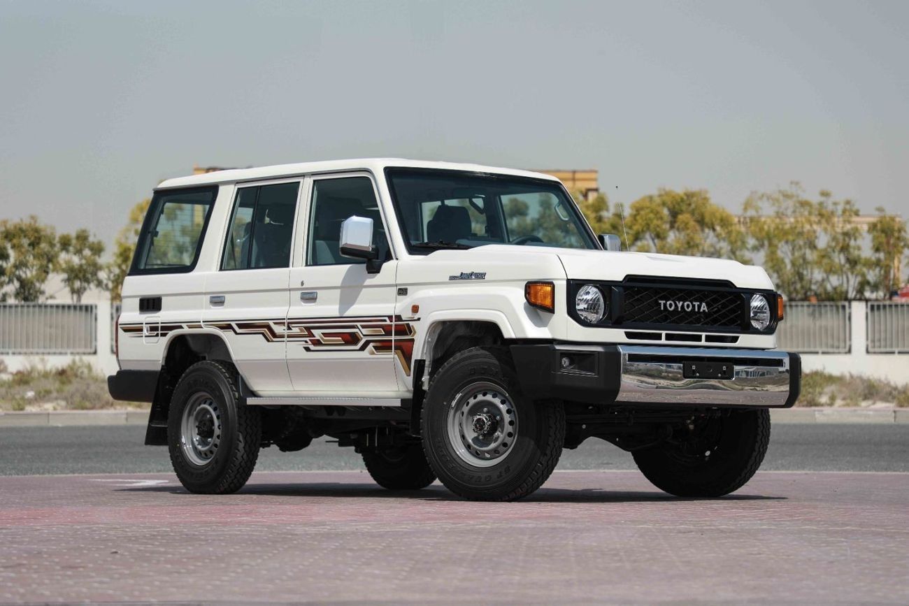 تويوتا لاند كروزر 70 2025 TOYOTA LC76 HARDTOP LX  B 4.0 - WHITE inside BLUISH GREY | Export Only