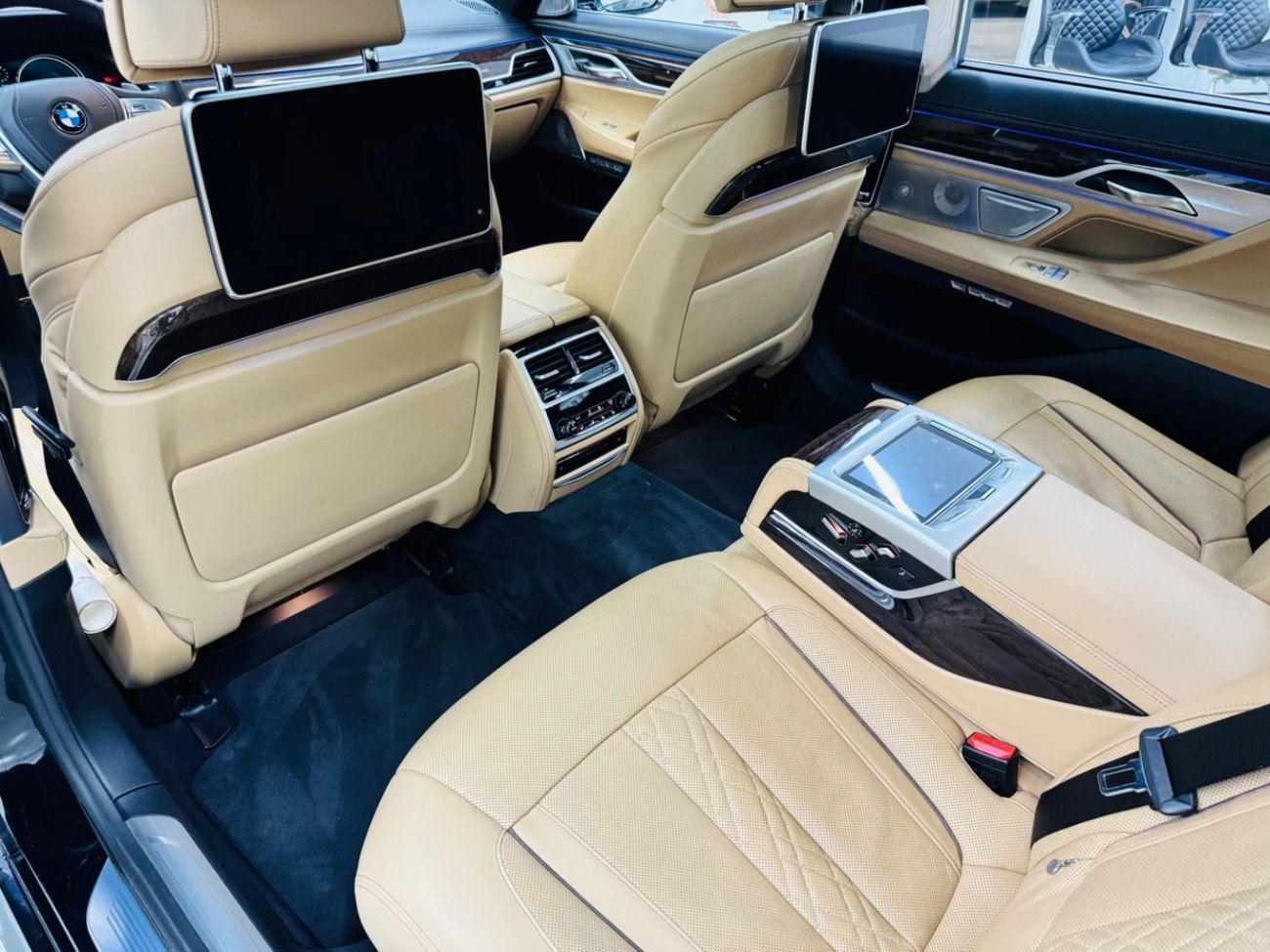 بي أم دبليو 750Li M Sport 4.4L (523 HP)