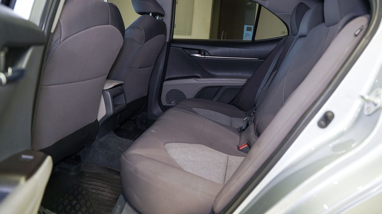 Toyota Camry LE STD 2.5L (204 HP)