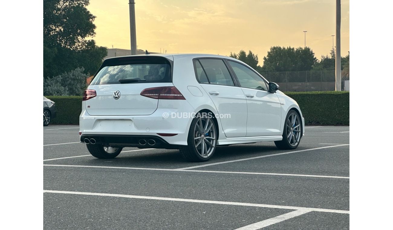 فولكس واجن جولف موديل 2016 خليجي حاله ممتازه جدا من الداخل والخارج فل مواصفات كراسي جلد ومثبت سرعه وتحكم كهربي وبانو