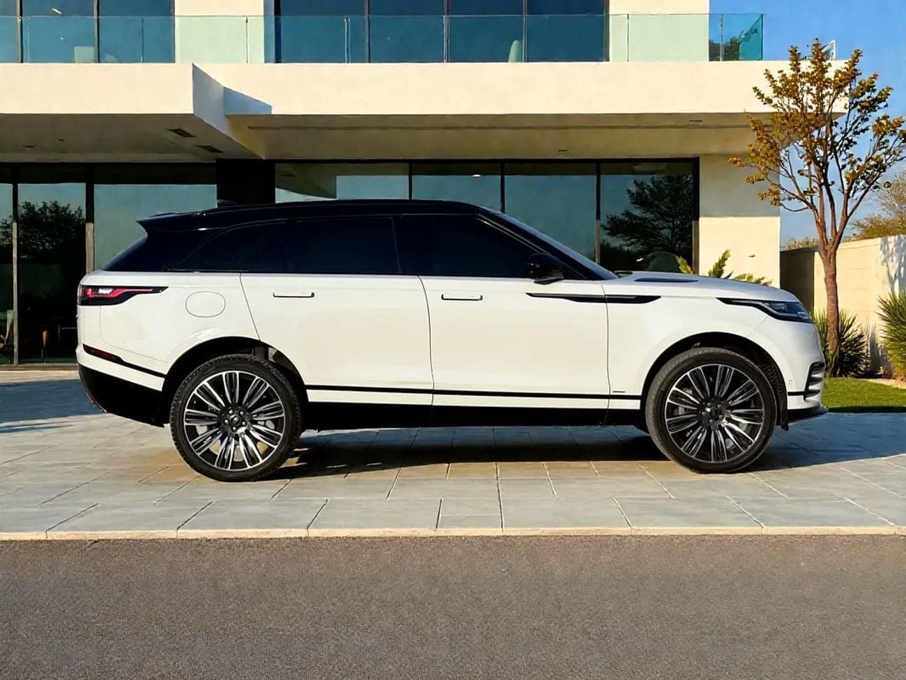 Land Rover Range Rover Velar SR P300 R-Dynamic HSE 2.0L RANGE ROVER VELAR P300 HSE R-DYNAMIC 3.0L TURBO A/T | 2021 | GCC SPECS |