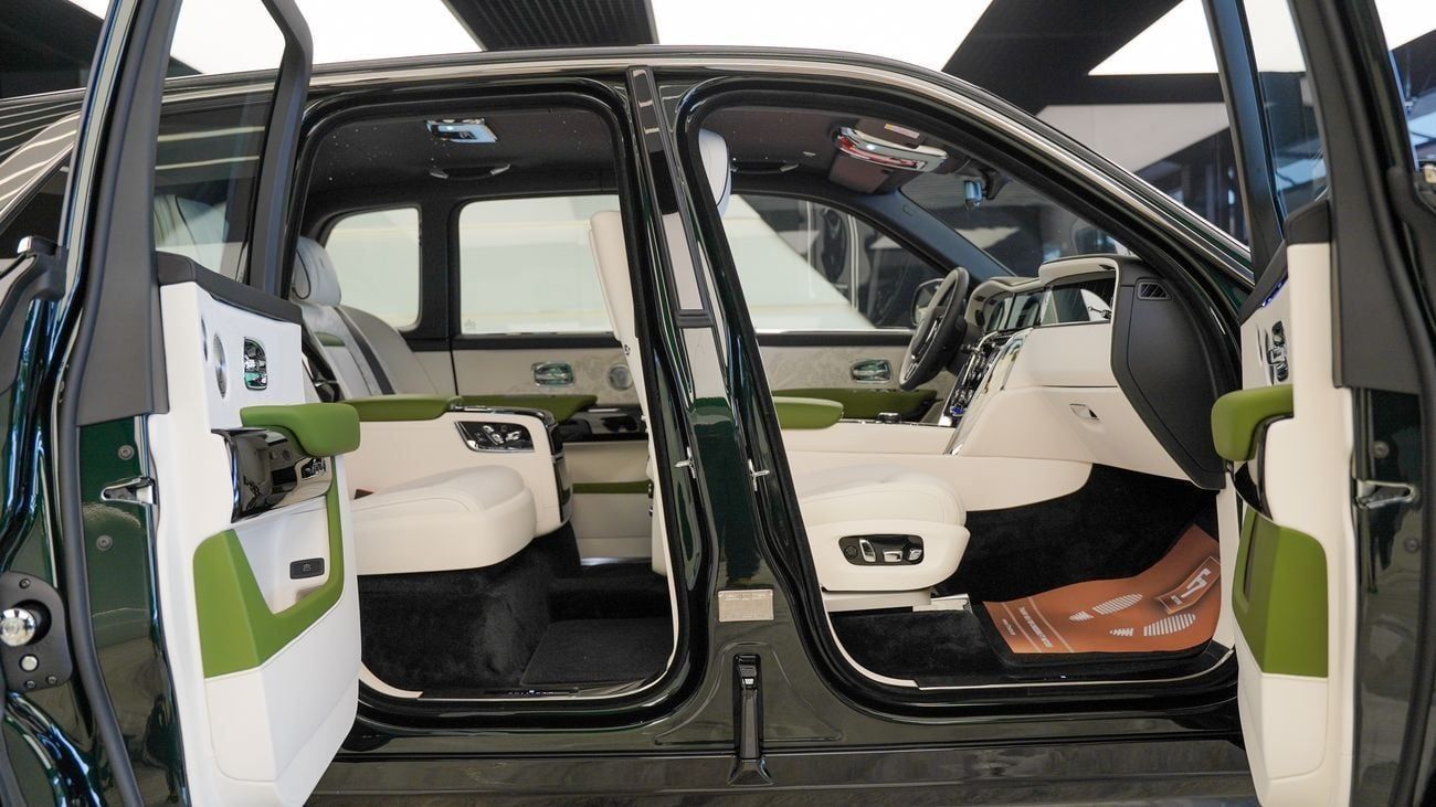 Rolls-Royce Cullinan Rolls Royce Cullinan - Silver Badge - 2026