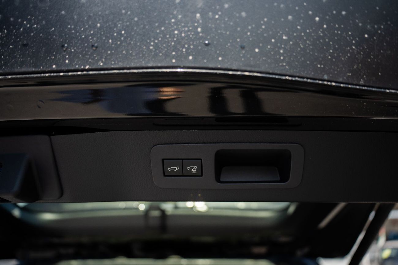 Lexus LX 700h Lexus LX 700 2025 3.5L hybrid  Transmission Automatic  Signature 7 seats  Full option  22 rims  Hudp