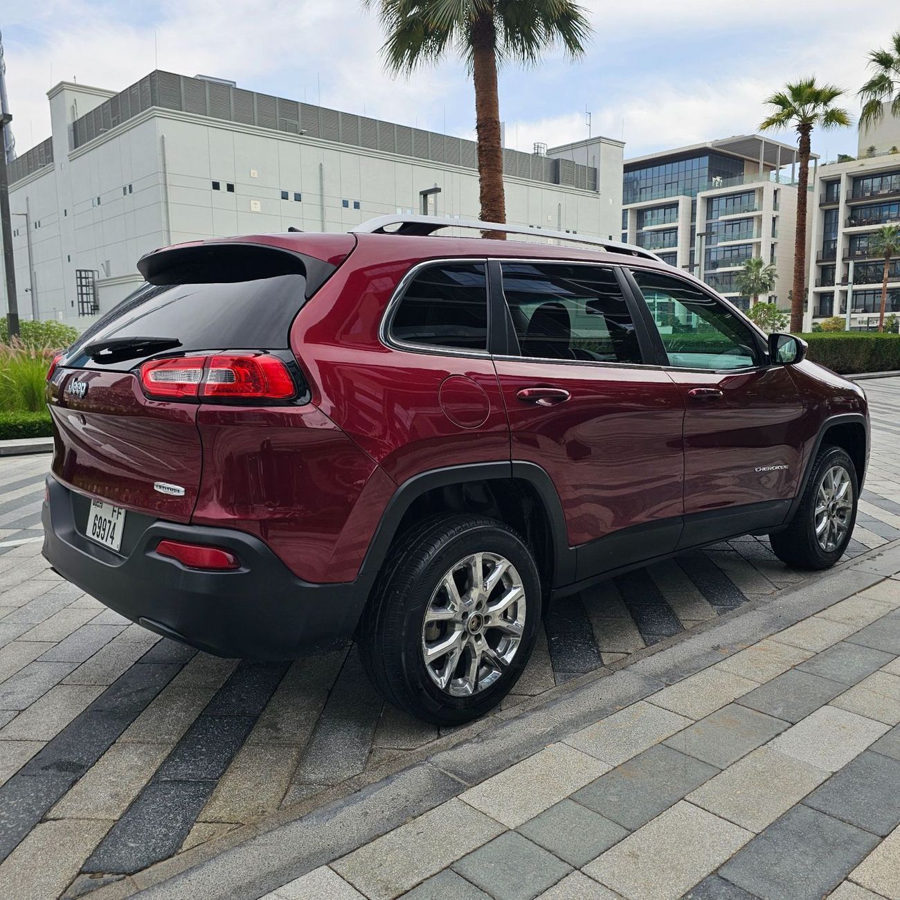 جيب شيروكي Longitude 2.4L URGENT PRICE