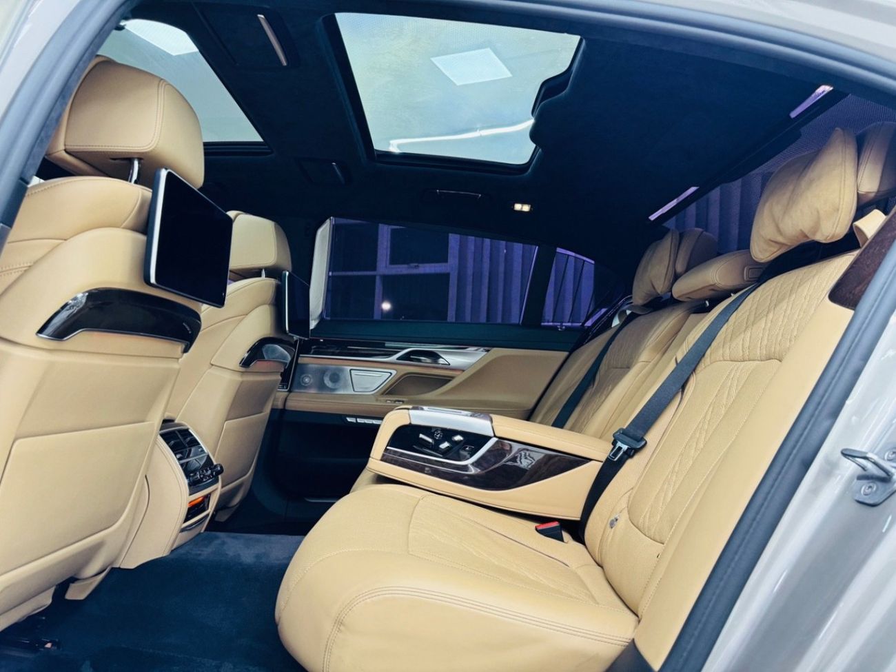 بي أم دبليو 750Li Luxury 4.4L (523 HP)