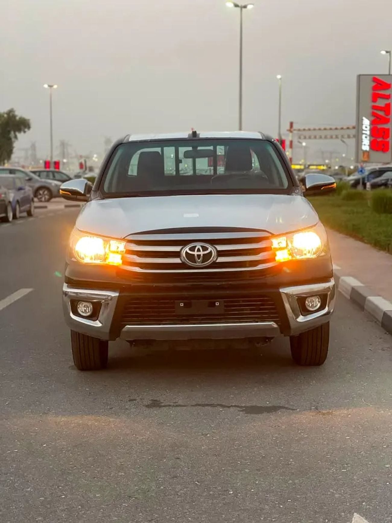Toyota Hilux SR5 (NON GCC) SR5 A/T 2.7L PETROL GCC SPEC