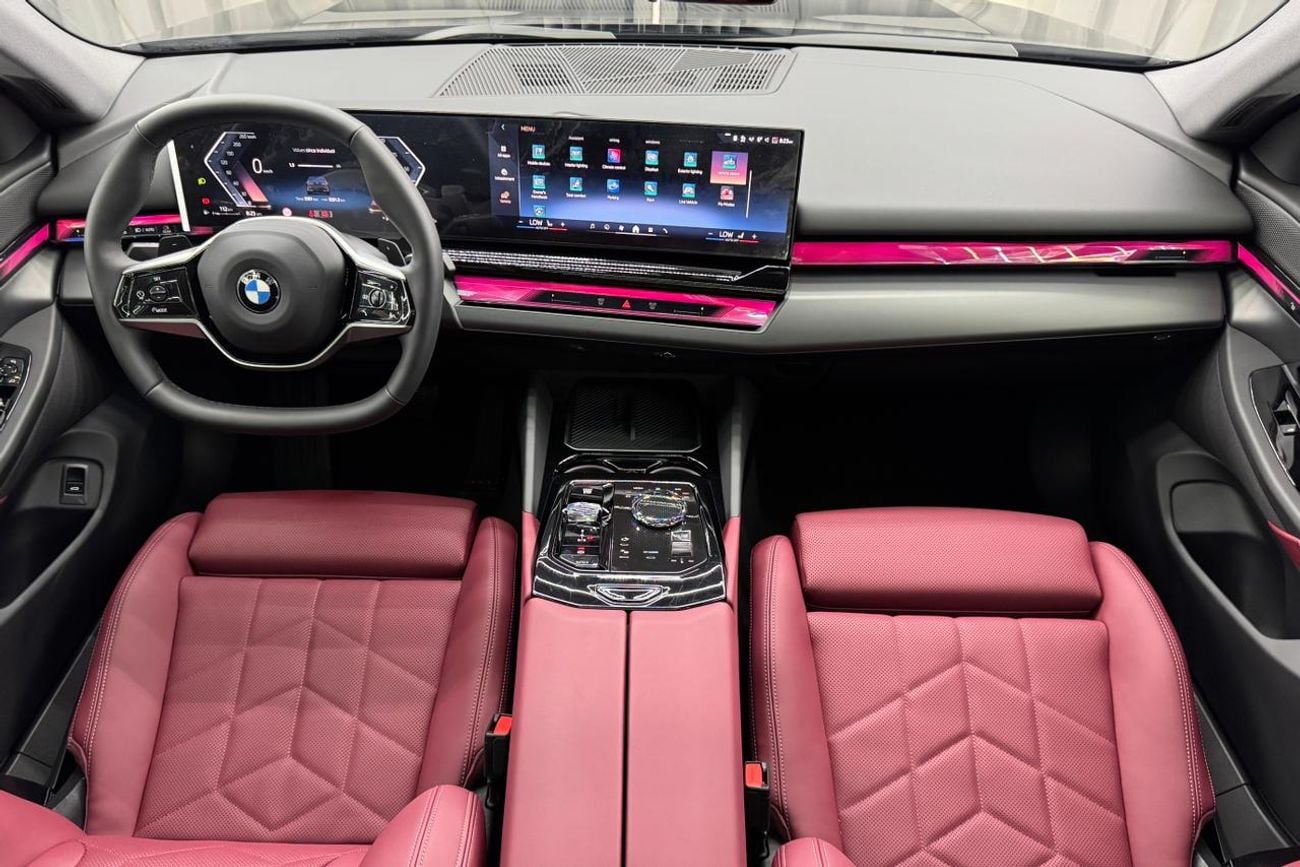 بي أم دبليو 520i 2.0 L | GCC | Low Mileage | RWD