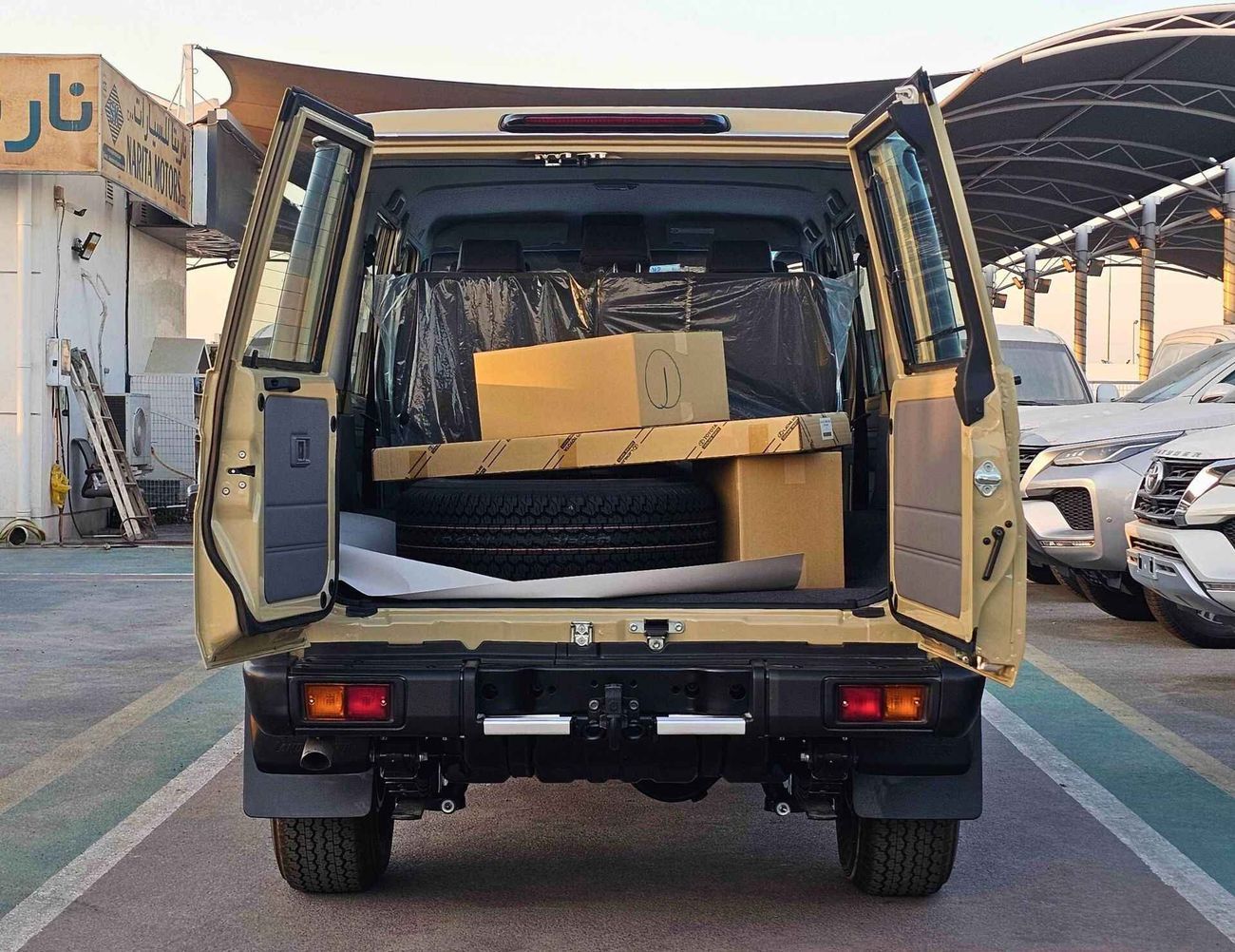 تويوتا لاند كروزر 70 LC76 / STD-HIGH OPTION / 4.0L PETROL V6 / M/T / WOOD / STEERING / WINCH SNORKEL (CODE # LC76)